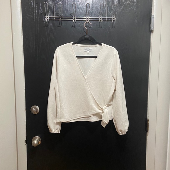 🌻 ‼️LAST CHANCE‼️White blouse with side tie - Picture 2 of 7
